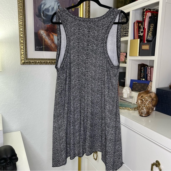 Black white chevron tank shark hem 3X - Picture 7 of 11
